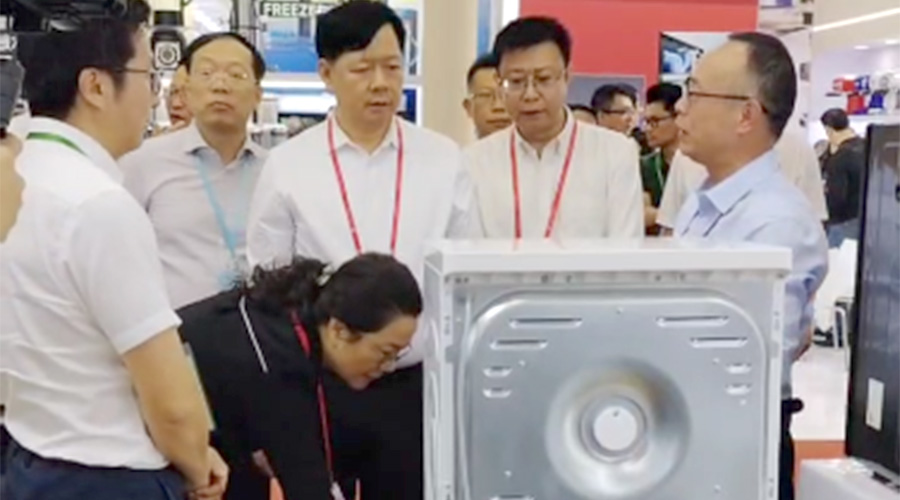 江門鶴山市領導一行蒞臨金環電器廣交會展位參觀考察